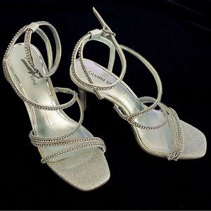 Gianni Bini Rhinestone silver heals 8M never worn